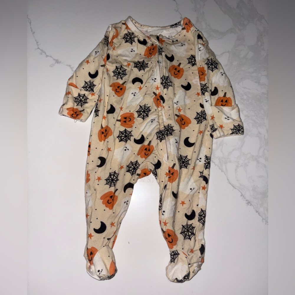 Caden Lane Halloween Boys Zip up Footie Sz NB or 0-3 
Pumpkin Ghosts
